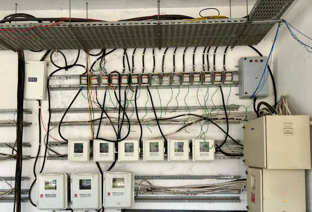 智慧教室建设方案选型指南：从交互大屏到物联管控的配置要点