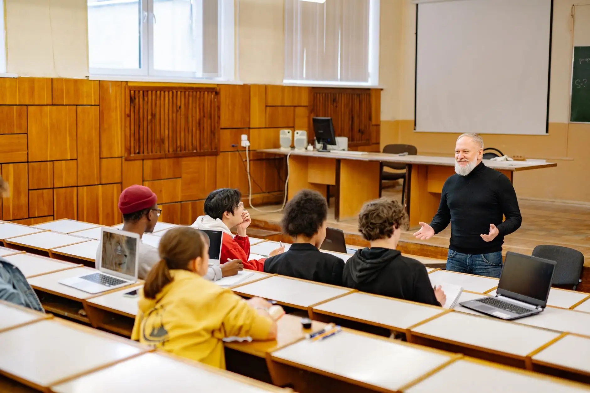 智慧教育背景下鞍山学校数字化教学设备的选型要点解析