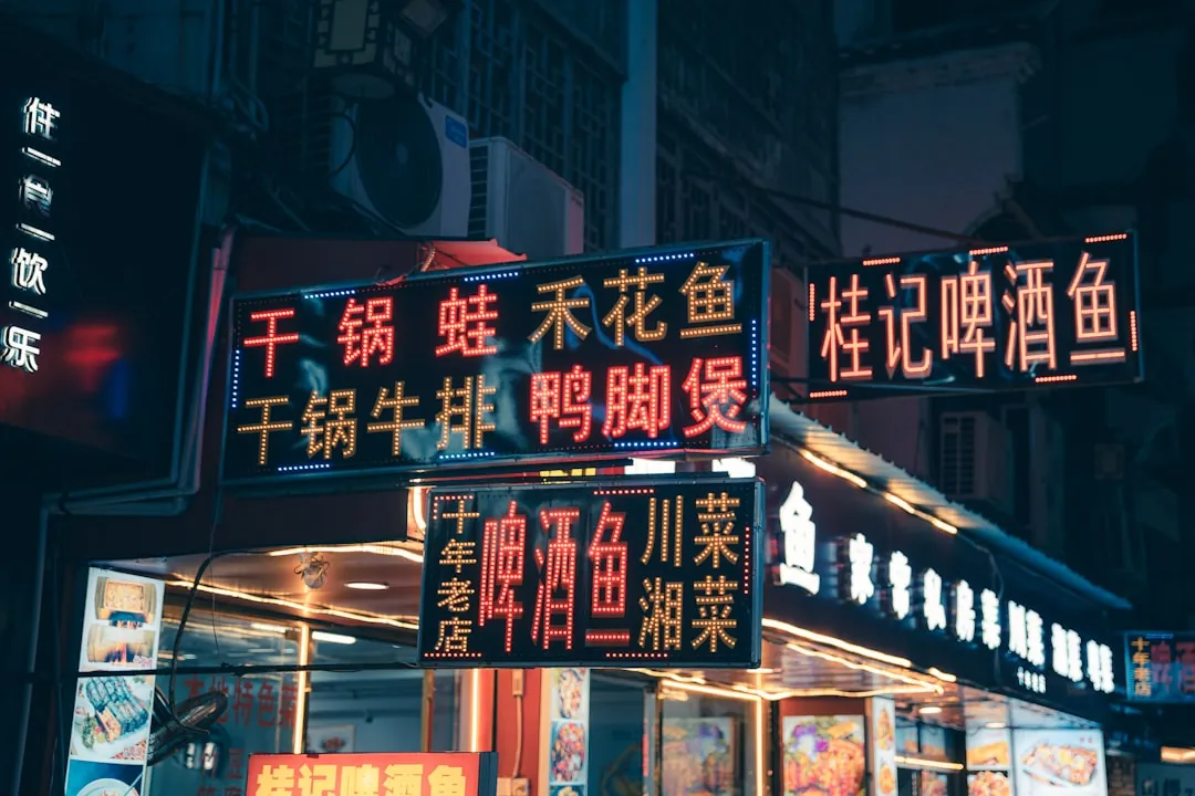 教育科技教学设备选购指南：鞍山迈斯交互式一体机参数对比分析