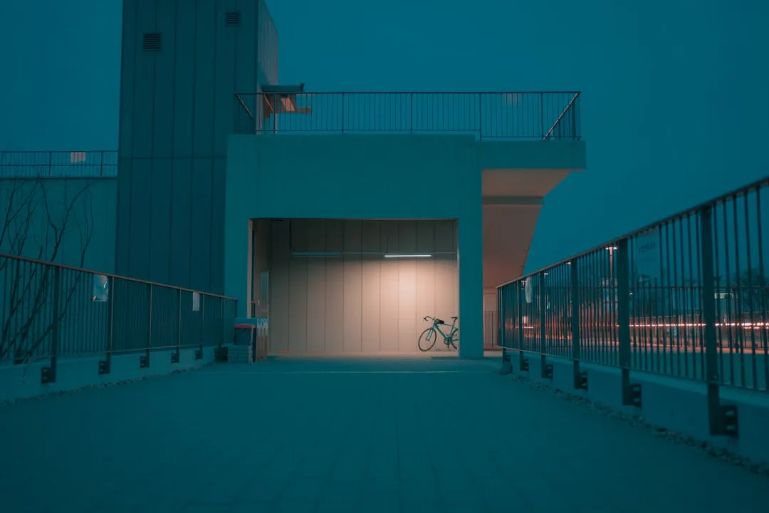 教育科技教学设备选型对比：交互智能平板与传统投影方案