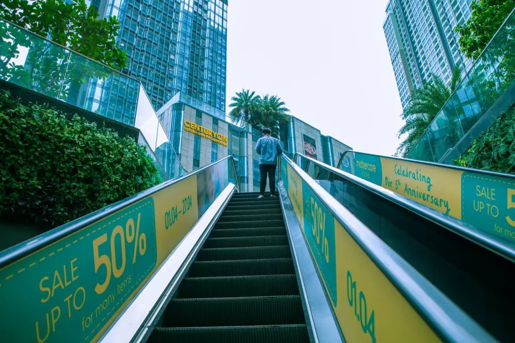 智慧教育背景下教学设备升级的技术路径与实践探索
